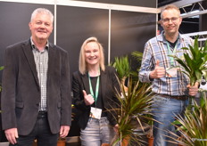 William Fransen en Roxy Manowska van VDA Plant samen met Ron van den Bosch van Kwekerij RCP van den Bosch. Samen lieten zijn hun Draceana, Areca, Yucca en San Se Vireas zien.